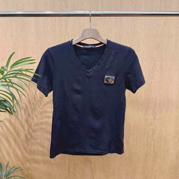 돌체앤가바나 브이넥 반팔 티셔츠 메탈 로고 패치 디테일 블랙