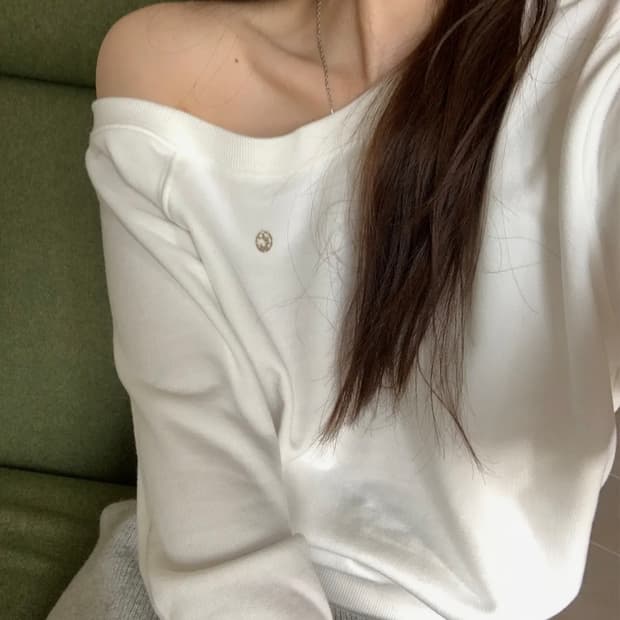 레터프롬문 오프숄더 스웻셔츠