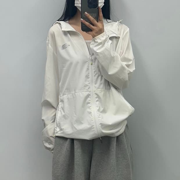 노스페이스 화이트 경량 바람막이
