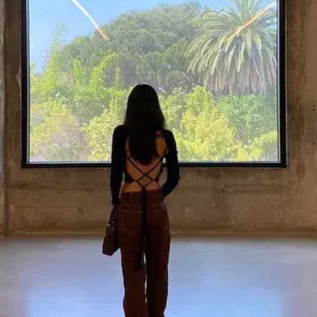 Miu miu 미우미우 제니 착용 백리스 스트랩 울 가디건