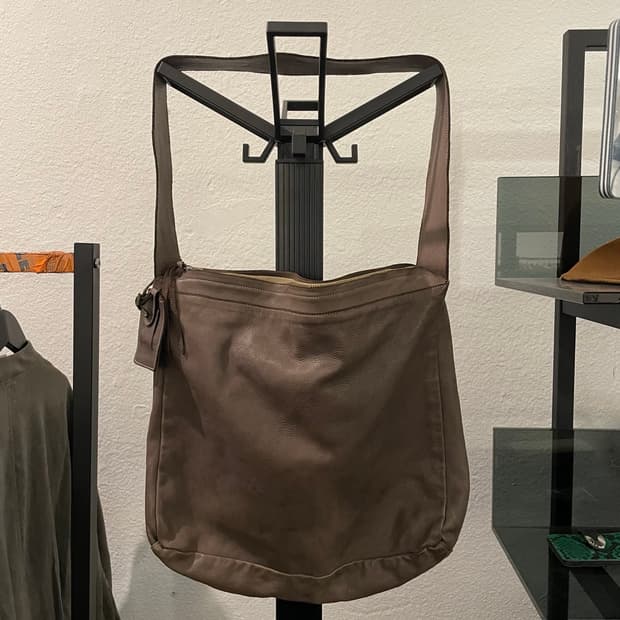 크리스찬포 레더 크로스백