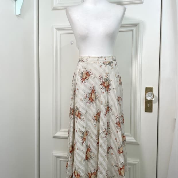 beige ivory flower point skirt