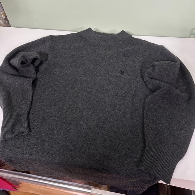 M 플레이보이 차콜 스몰로고 크루넥니트