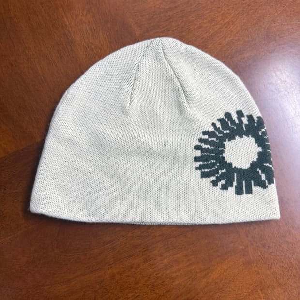 로고 심볼 자카드 비니 (아이보리)