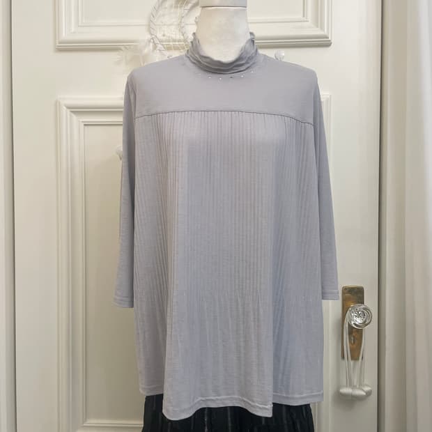 sheer gray cubic point pleats top