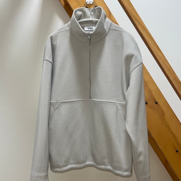 COS 릴랙스드 핏 립 하프집업 스웻셔츠 