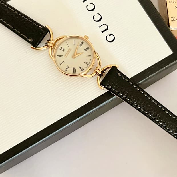 GUCCI  골드 라운드 홀스슈 러그 구찌 시계