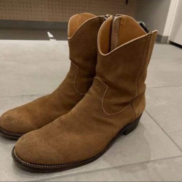 (9) the letters 웨스턴 부츠