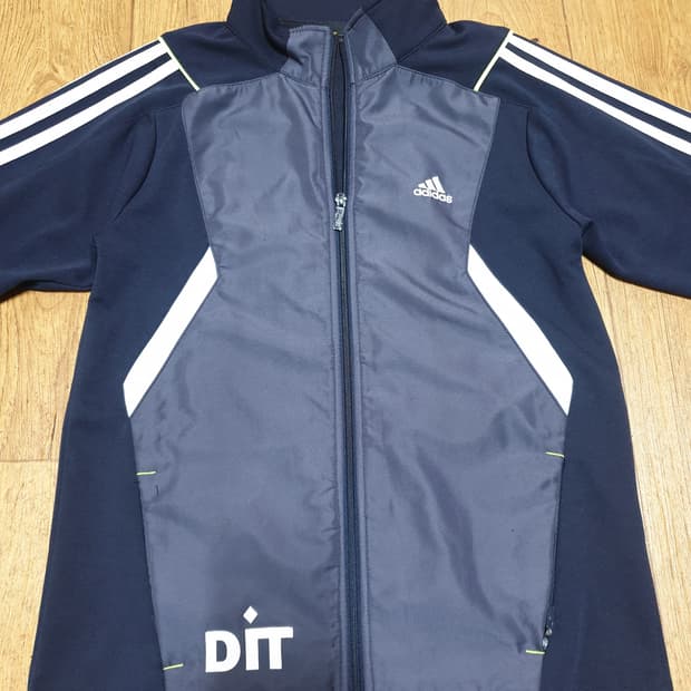 1022 아디다스 여성 운동복 집업 95 사이즈입니다