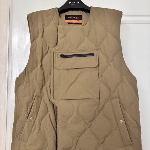 커스텀멜로우 프리커 구스다운 패딩 베스트