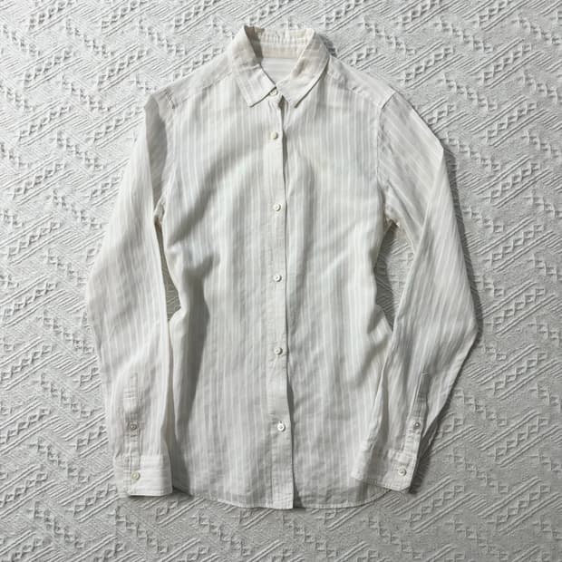 음각 스트라이프 패턴 셔츠