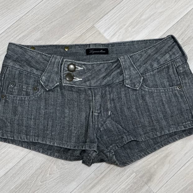 2000s 스트라이프 버튼 쇼츠