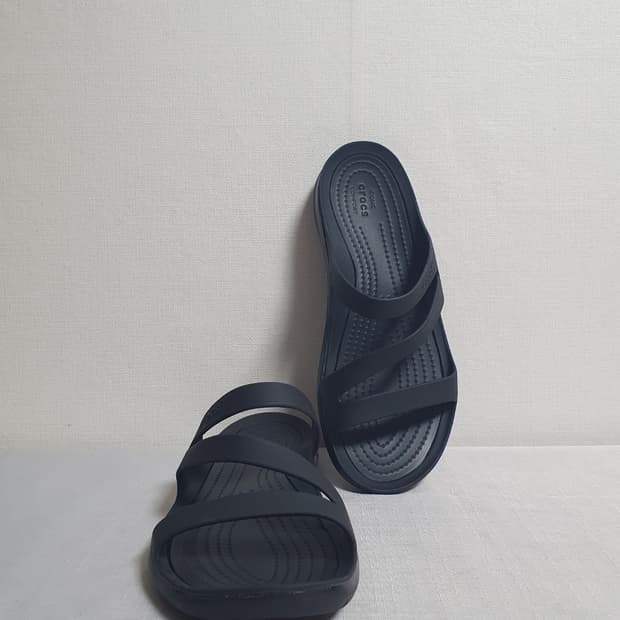 240mm 크록스 스위프트워터 샌들 블랙 W7