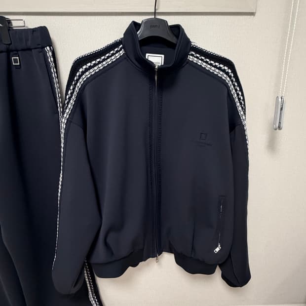 우영미 니트 디테일 트랙 셋업 네이비