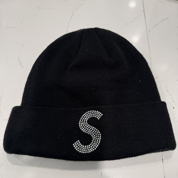 슈프림 뉴에라 스와로브스키 S 로고 비니 블랙