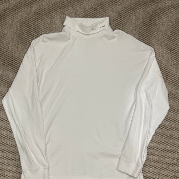 알릭스 화이트 터틀넥 롱슬리브 티셔츠 M사이즈