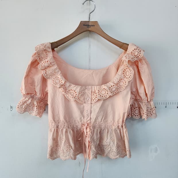 레이스 펀칭 블라우스 핑크 퍼프 반팔