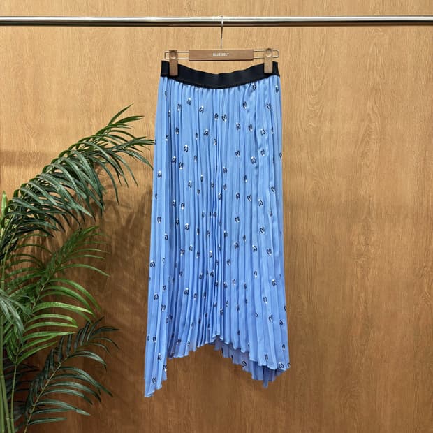 마쥬 플리츠 롱 스커트 허리 밴딩 하트 자수 패턴 디테일 스카이 블루