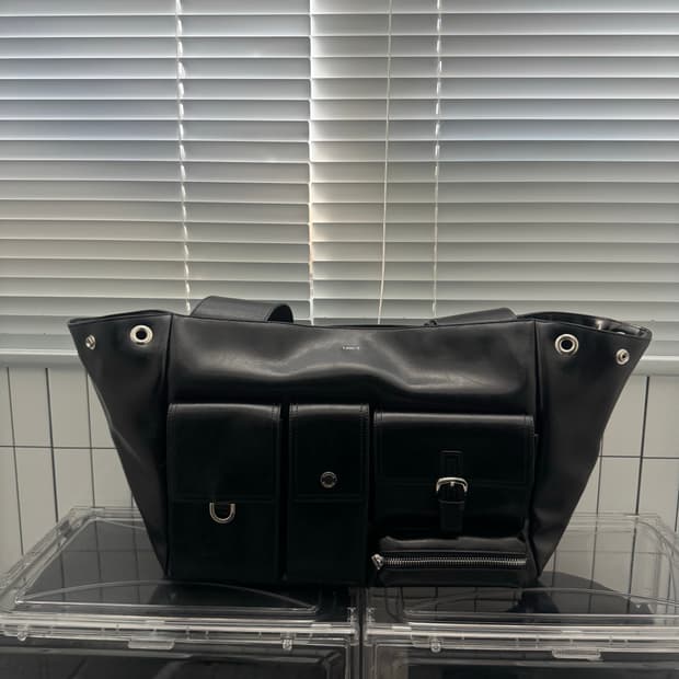 마뗑킴의 킴마틴 멀티포켓 레더 쇼퍼백