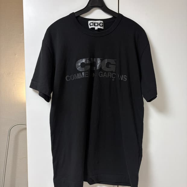 CDG 블랙 로고 반팔티