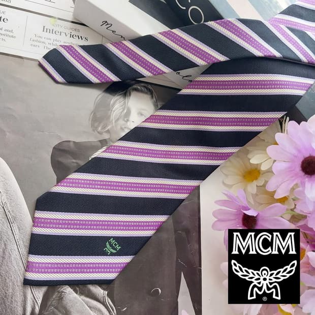 엠씨엠 퍼플 스트라이프 로고 자수 넥타이 8.9cm A+등급 K2980
