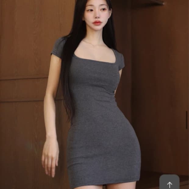 카인다미 스퀘어넥 슬림핏 원피스 차콜