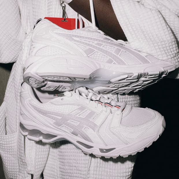 톰브라운 아식스 화이트 240 새상품