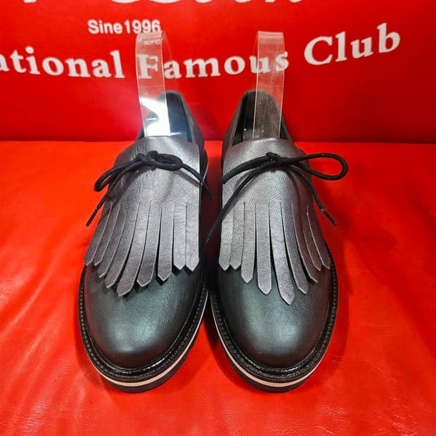 타미힐피거 그레이 메탈 테슬 로퍼 240