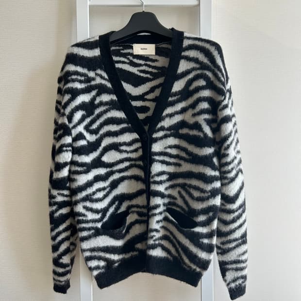 스탠드얼론 지브라 가디건 