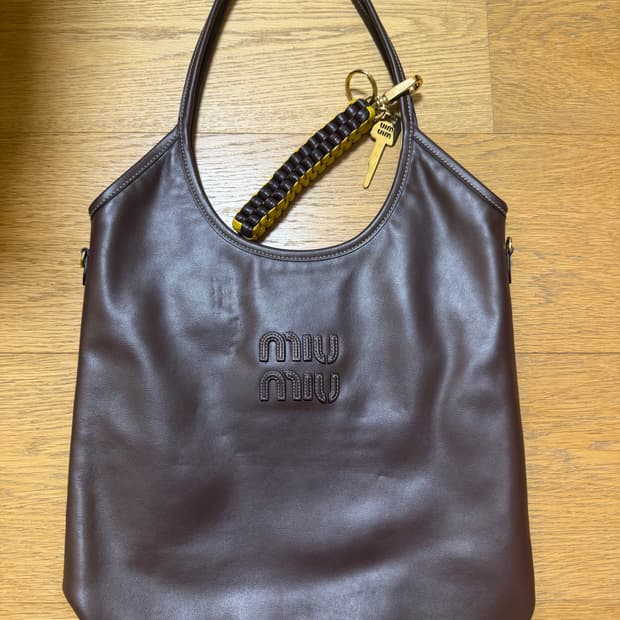 miumiu 브라운 레더 숄더백