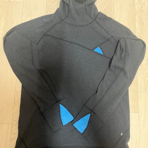 클라터뮤젠 후드티 m