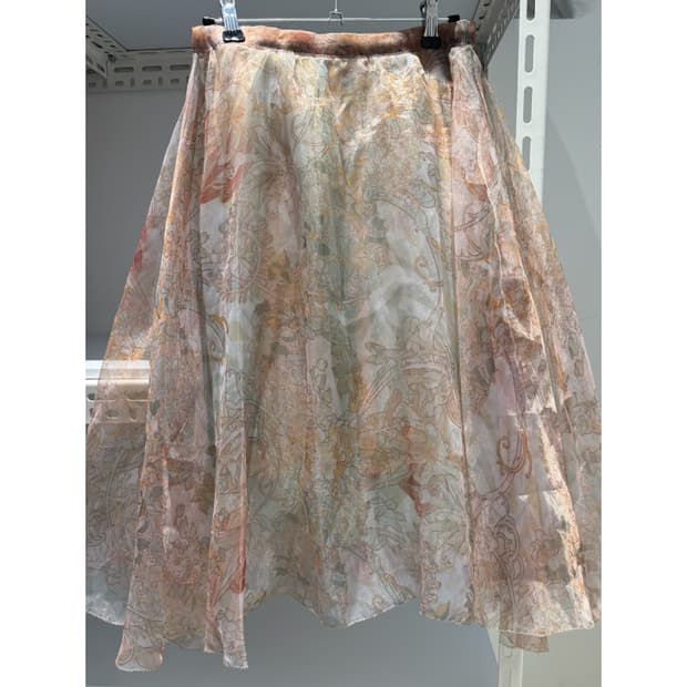 오로라 빛 레이스 스커트