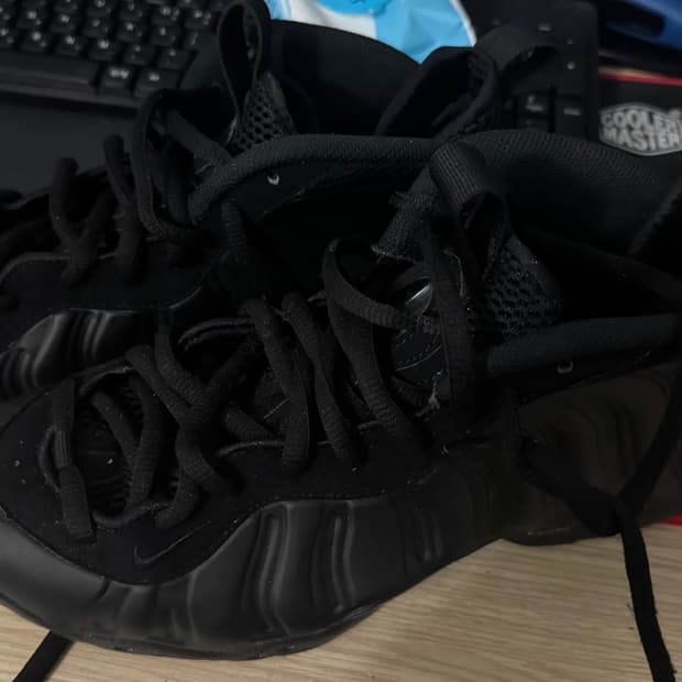 나이키 에어 폼포짓 원 블랙 앤트러사이트