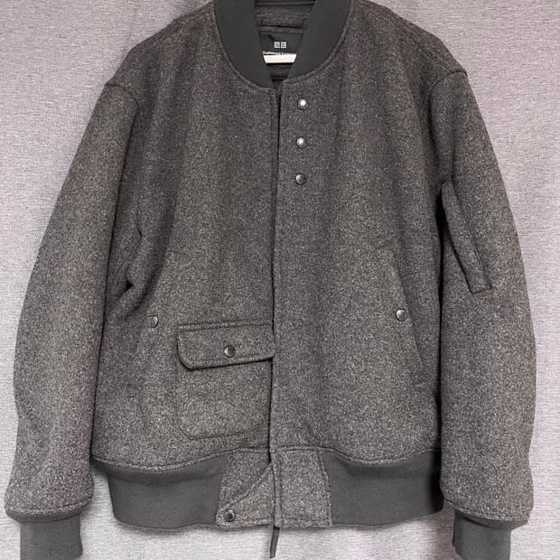 엔지니어드 가먼츠 x 유니클로 퍼프테크 숏 블루종 다크 그레이