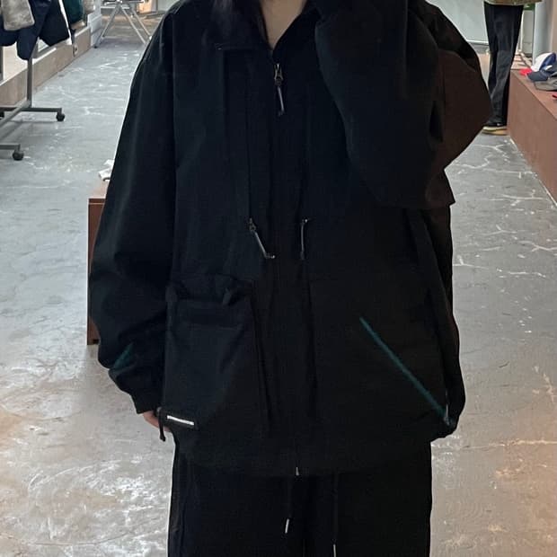 세컨드모놀로그 컨템포러리 블랙 크롭 필드 자켓 H1535