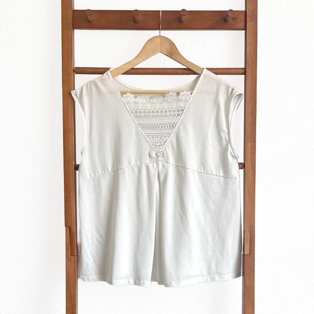 레이스 백 리본 블라우스