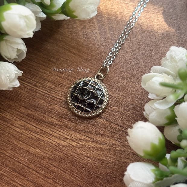 블랙) 샤넬 격자 그리드 패턴 로고 실버 목걸이 