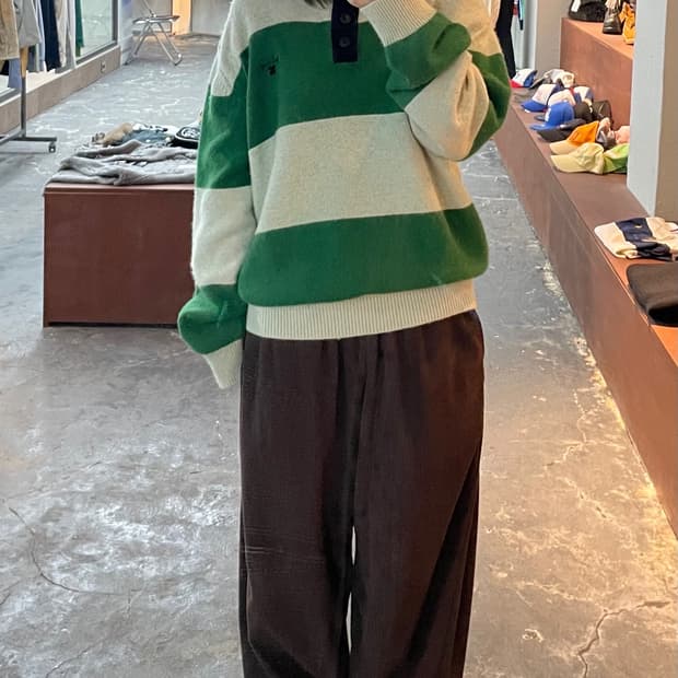 에이카화이트 스트라이프 3버튼 카라넥 니트 H933