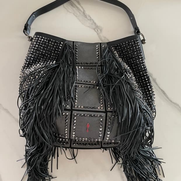 루부탱 스터드 숄더백