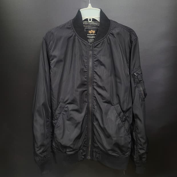 Alpha Industries

알파인더스트리 블랙 Ma-1 블루종 