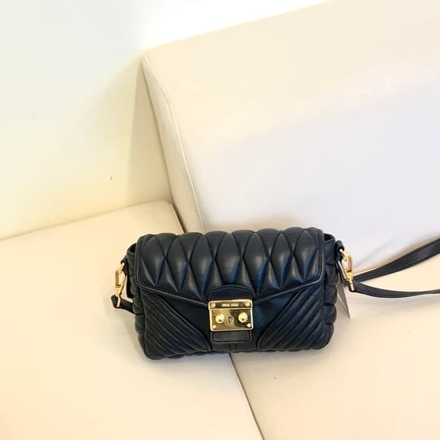 미우미우 마틀라세 바이커 퀼팅 크로스백 (정품)