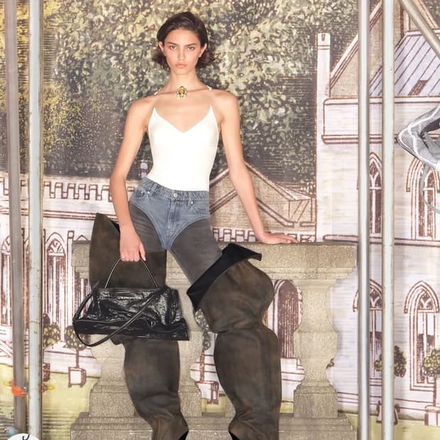 H&M 글렌 마틴스 시그니처 슬리브리스 화이트 탑 L