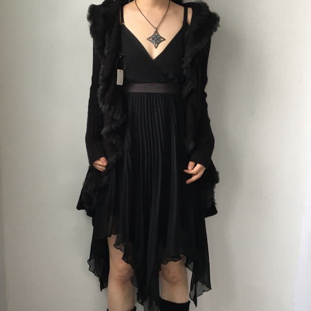 Unbalanced pleats sleeveless onepiece