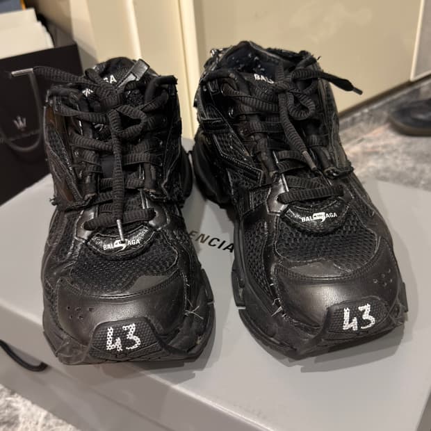 발렌시아가 뉴러너 블랙 43