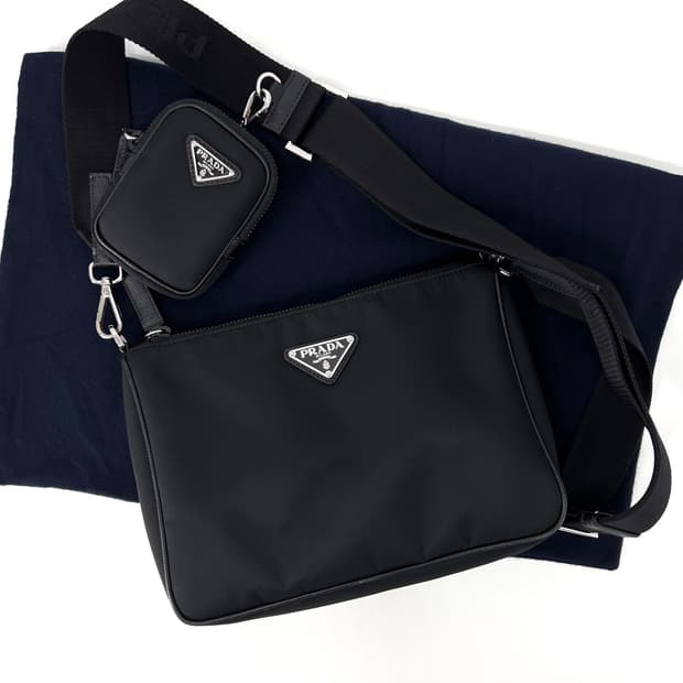 프라다 삼각로고 리나일론 사피아노 크로스백 블랙 (2VH113)