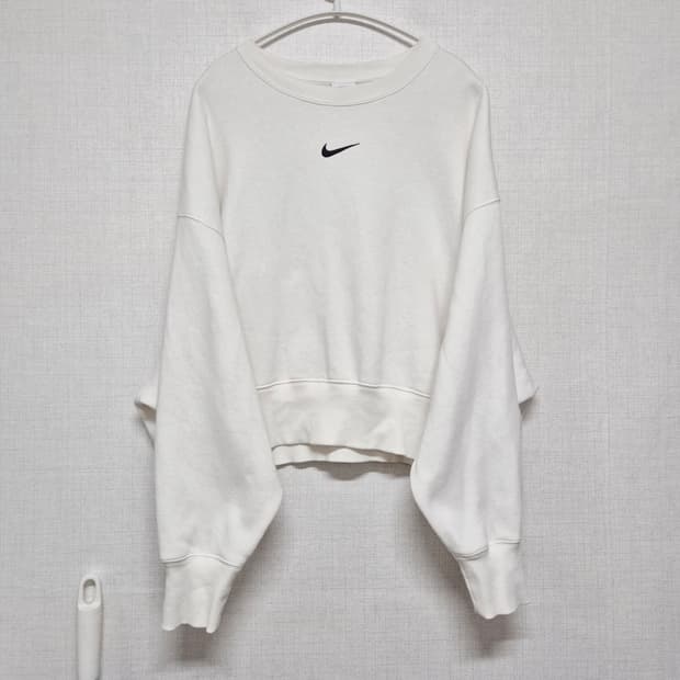 나이키 스우시 크롭 맨투맨