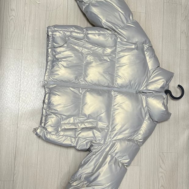 글로시 크롭 푸퍼 자켓 실버