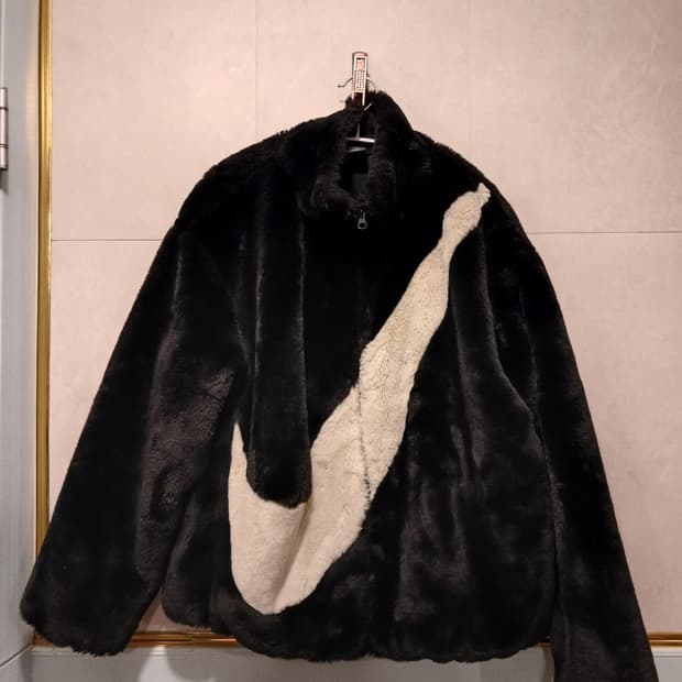 나이키 빅스우시 정품 여성 블랙 퍼 자켓 XL 사이즈