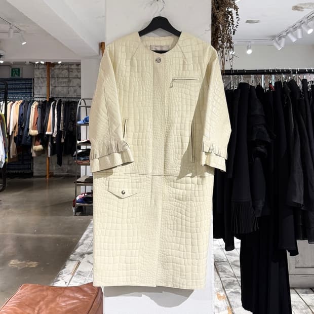 마크제이콥스 화이트 크로코 엠보 카프스킨 레더 코트