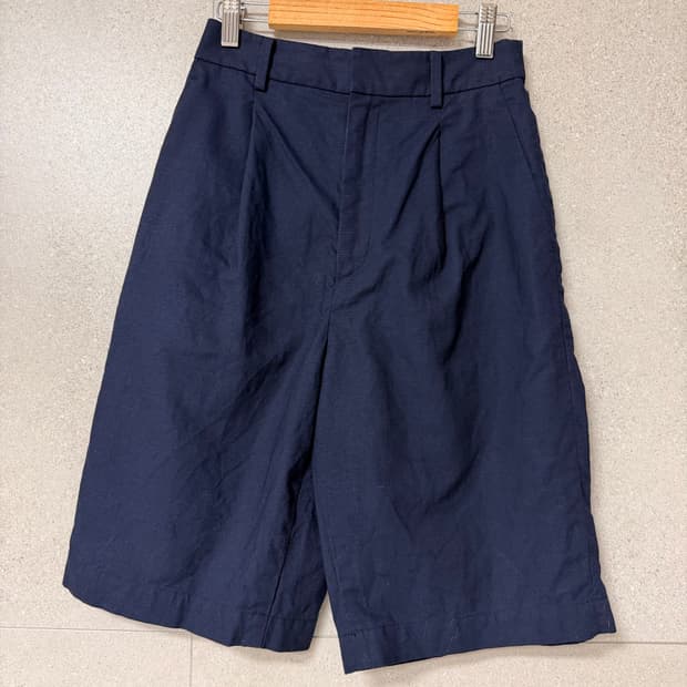 유니클로 여자 린넨 혼방 반바지 원턱 5부 네이비